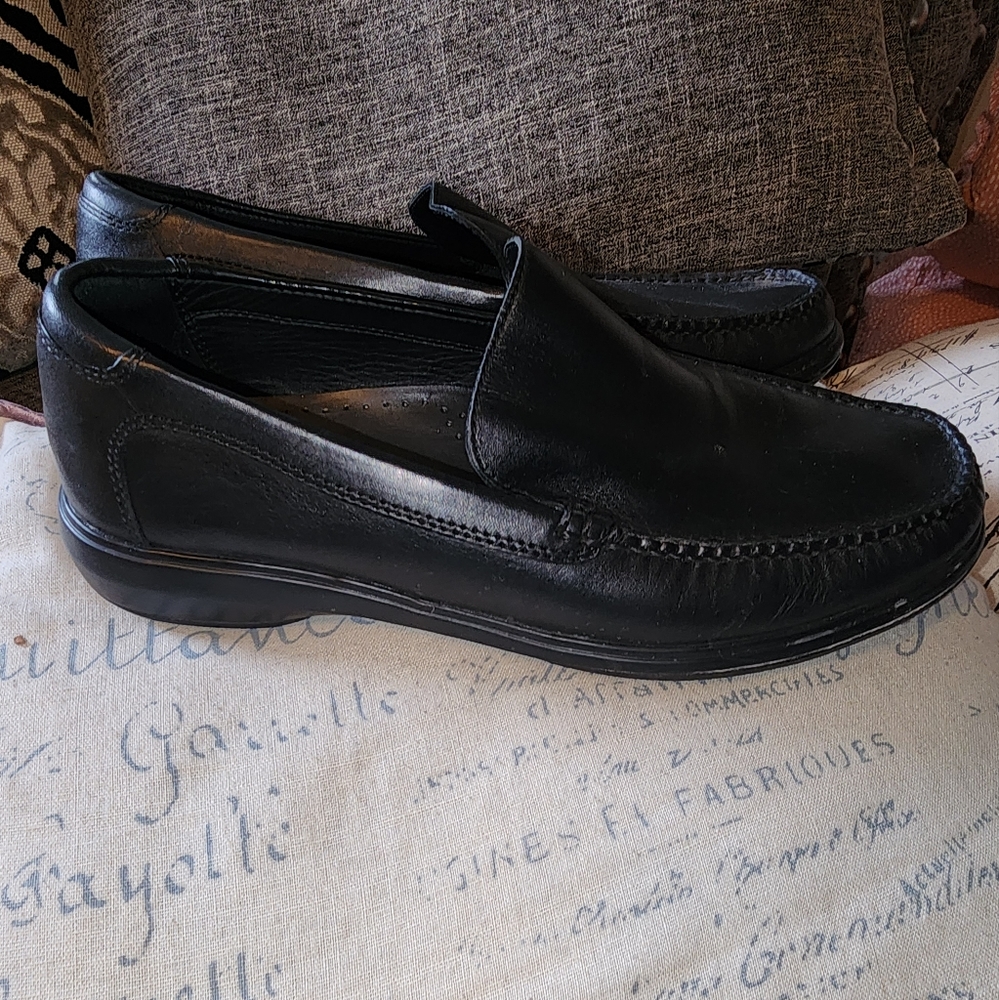 Cole Haan black leather loafers!~